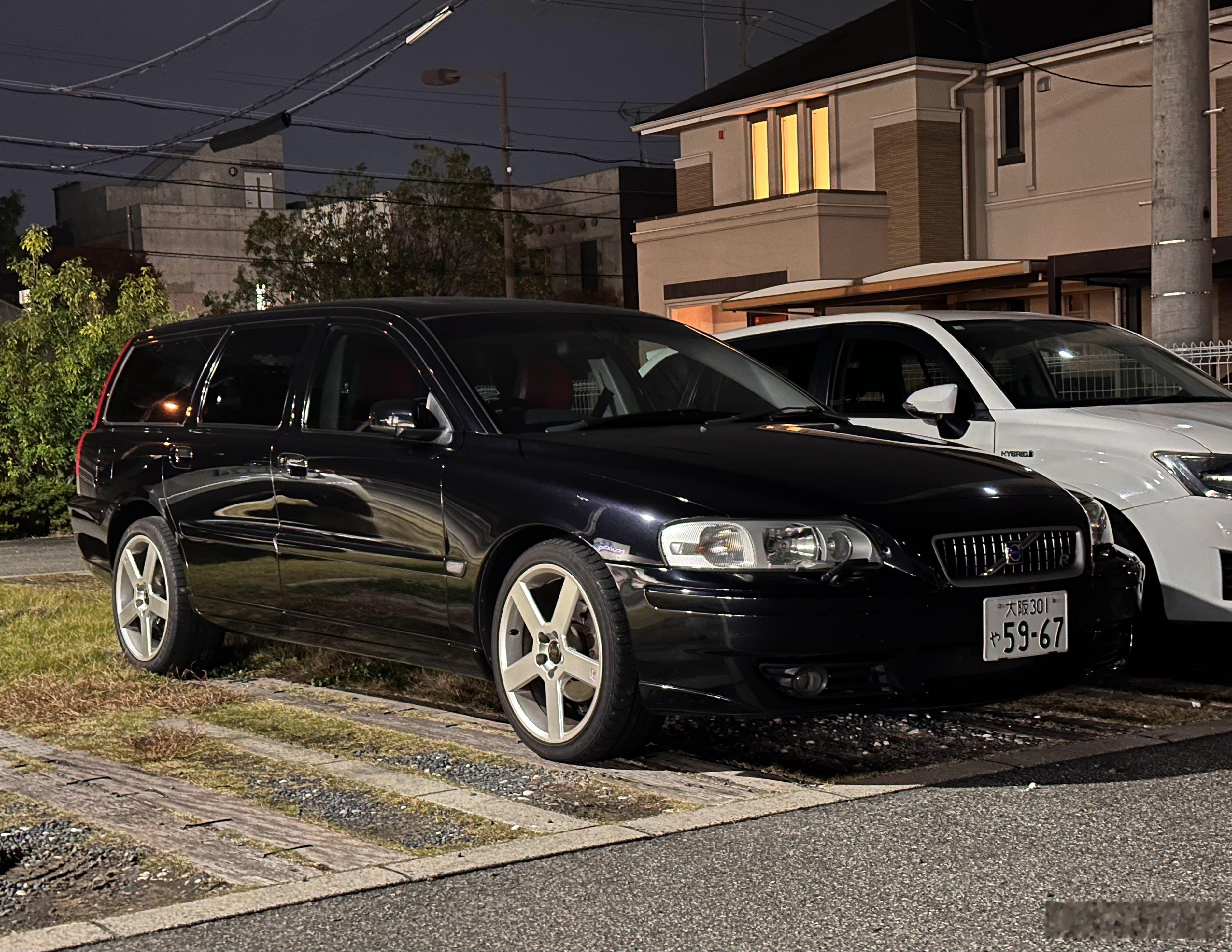 都2025年了，如果还有新势力不知道怎么造旅行车，照着二十年前的沃尔沃V70设计