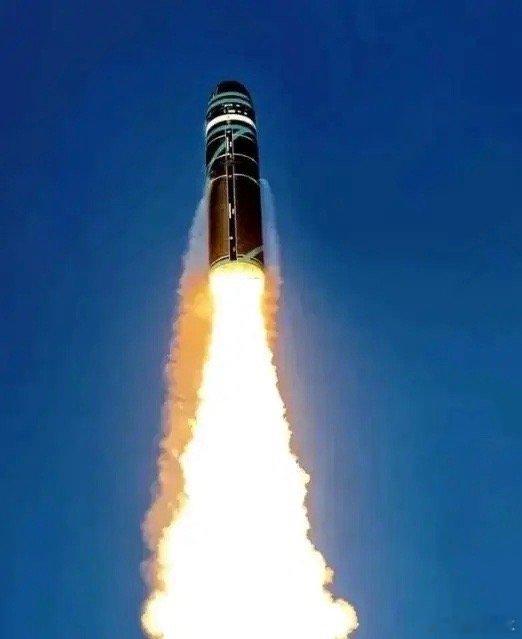 刀都架在脖子上了，伊朗总统突然站出来，对着全世界喊了两句话。第一，核武器，我们不