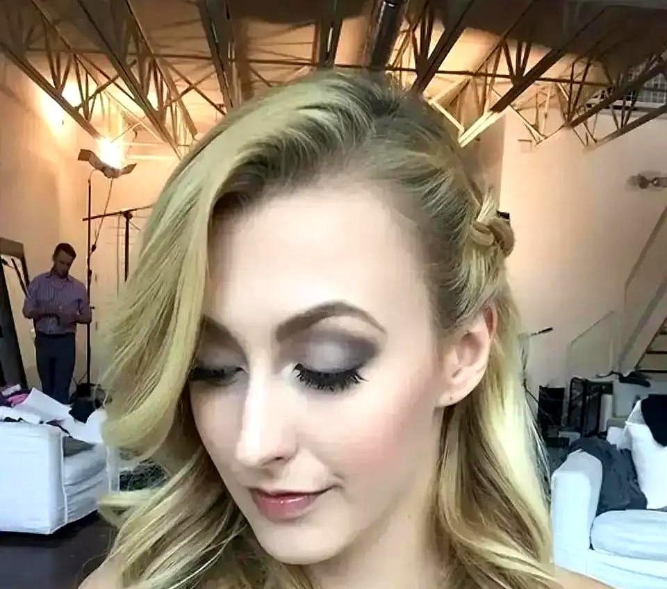 别猜她上一份工作是什么。Netflix开出的价码是：一集戏，够买她三年前一整年