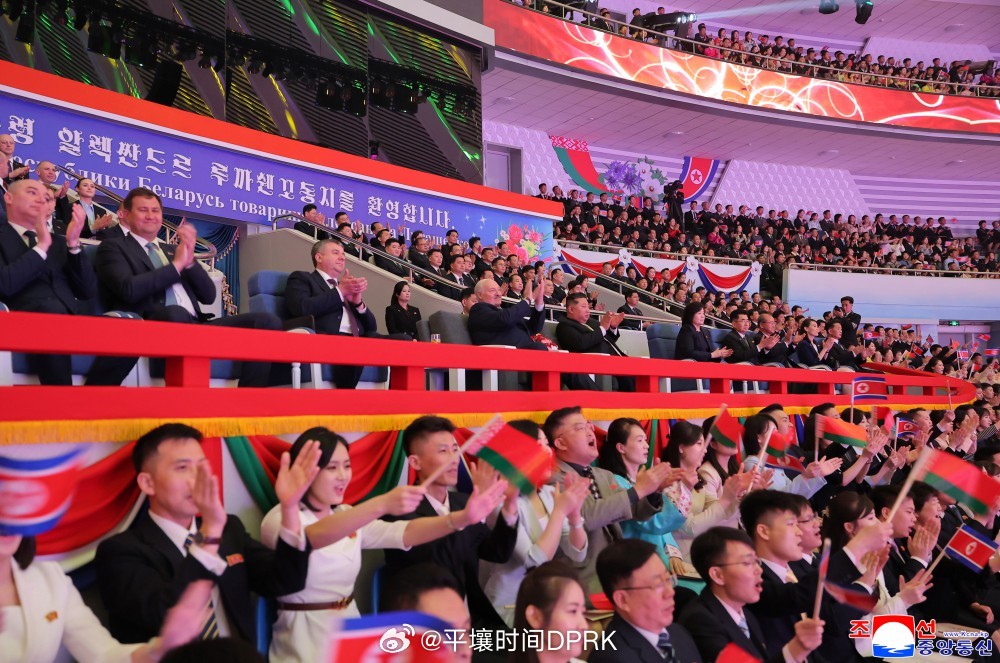 【白俄罗斯共和国总统欢迎演出举行】朝中社平壤３月２７日电　白俄罗斯共和国总统卢卡