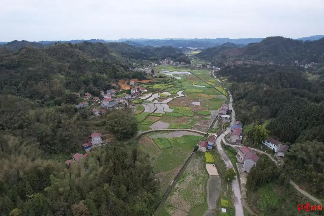 【张雪老家村支书回应建训练基地】张雪机车比赛中换轮胎一幕据红星新闻报道：堂弟张瑞