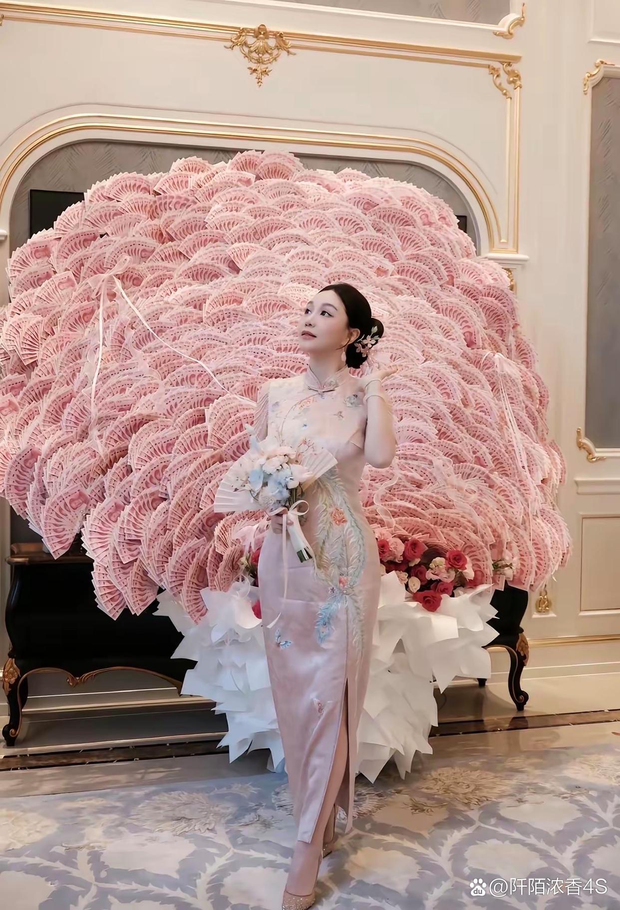 周大生老板娘晒出“钱”花束，开眼了。7月10日晚，周大生老板娘在社交平台爆火，她