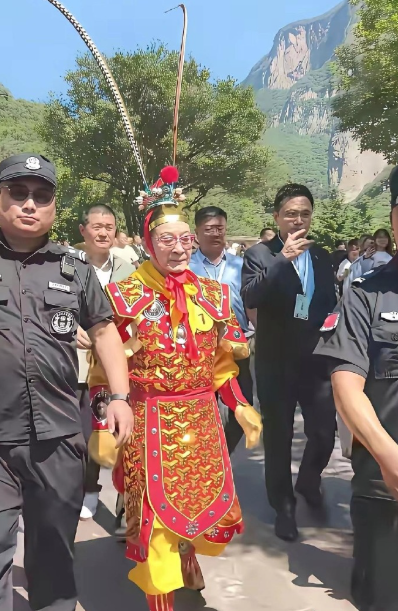 老年“孙悟空”，还出来营业，真不容易！值得一提的是，六小龄童戴的不是老花镜，他当