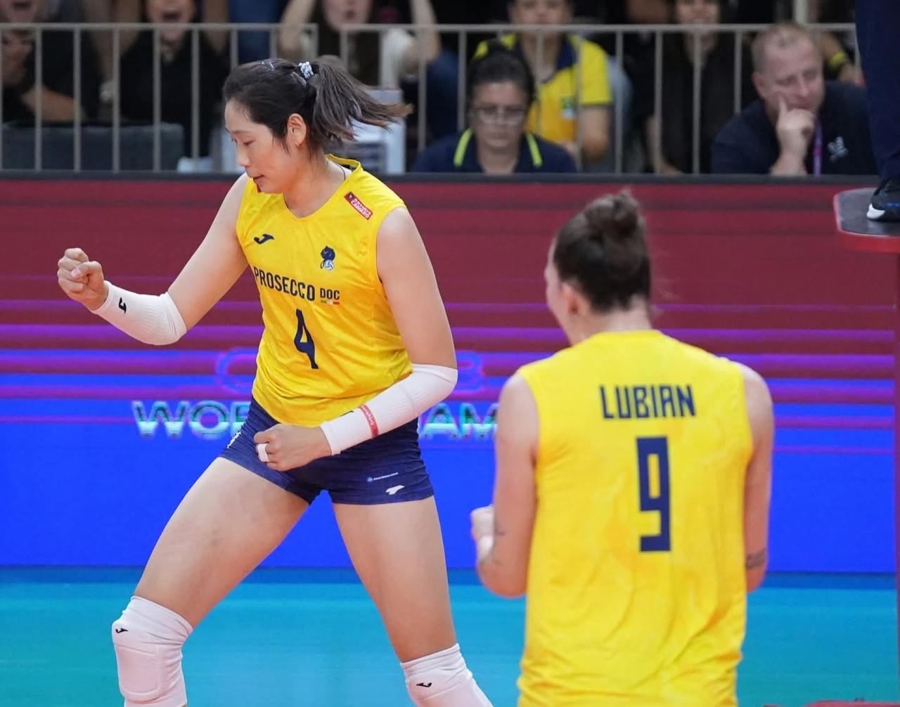 科内险些小河沟翻船，朱婷齐妃临危救主北京时间14日凌晨，世俱杯半决赛，科内3-