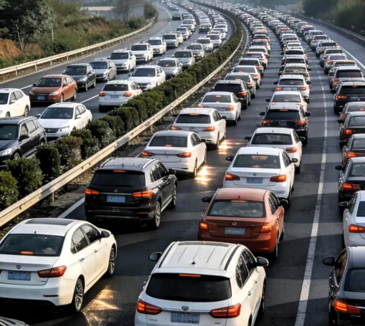 马上就清明节了，我发现一个很有意思的现象，现在回乡扫墓的人，大致可以分为两种。一