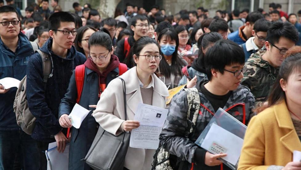 细思极恐！美媒曾经突然公开放话：“中国每年虽然有800万大学生，真正的‘精英人才