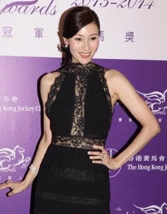 不愧是豪门千金！💥这身黑色蕾丝大露背裙真的绝了！性感又优雅，欲到了极致。蕾