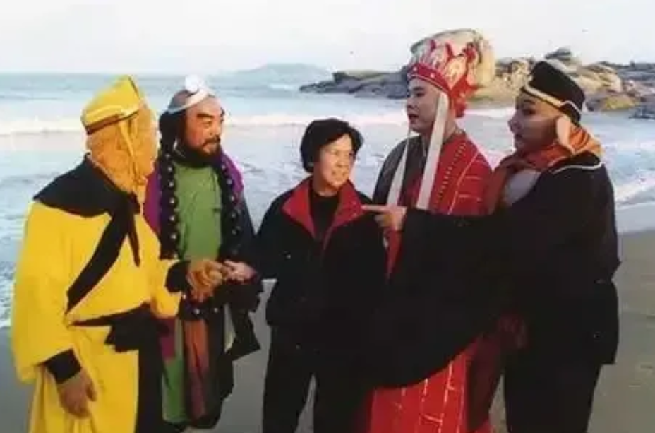 2017年，杨洁导演的葬礼上，与他素有恩怨的六小龄童竟意外出席，本以为是放下了恩