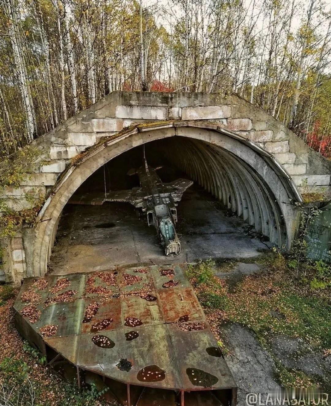 斯米尔内赫空军基地，位于俄罗斯萨哈林岛，是一座废弃的俄罗斯空军基地，位于同名村