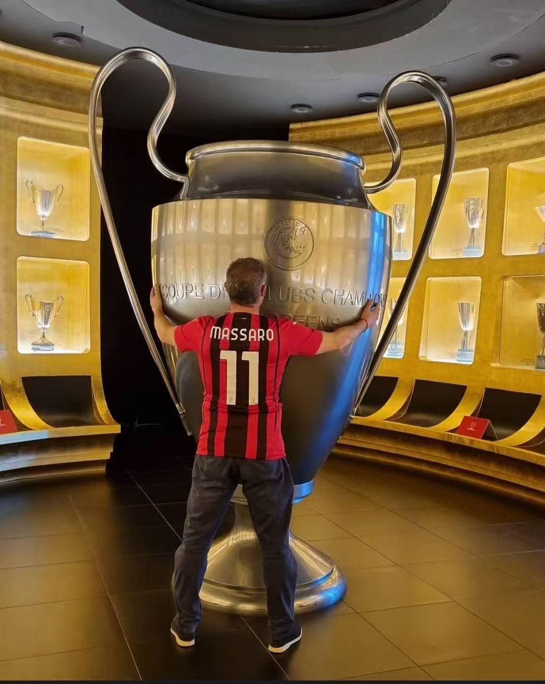 阿森纳球迷今年能圆梦吗？阿森纳球迷应该没摸过大耳朵杯吧，他们离这个奖杯最近的一