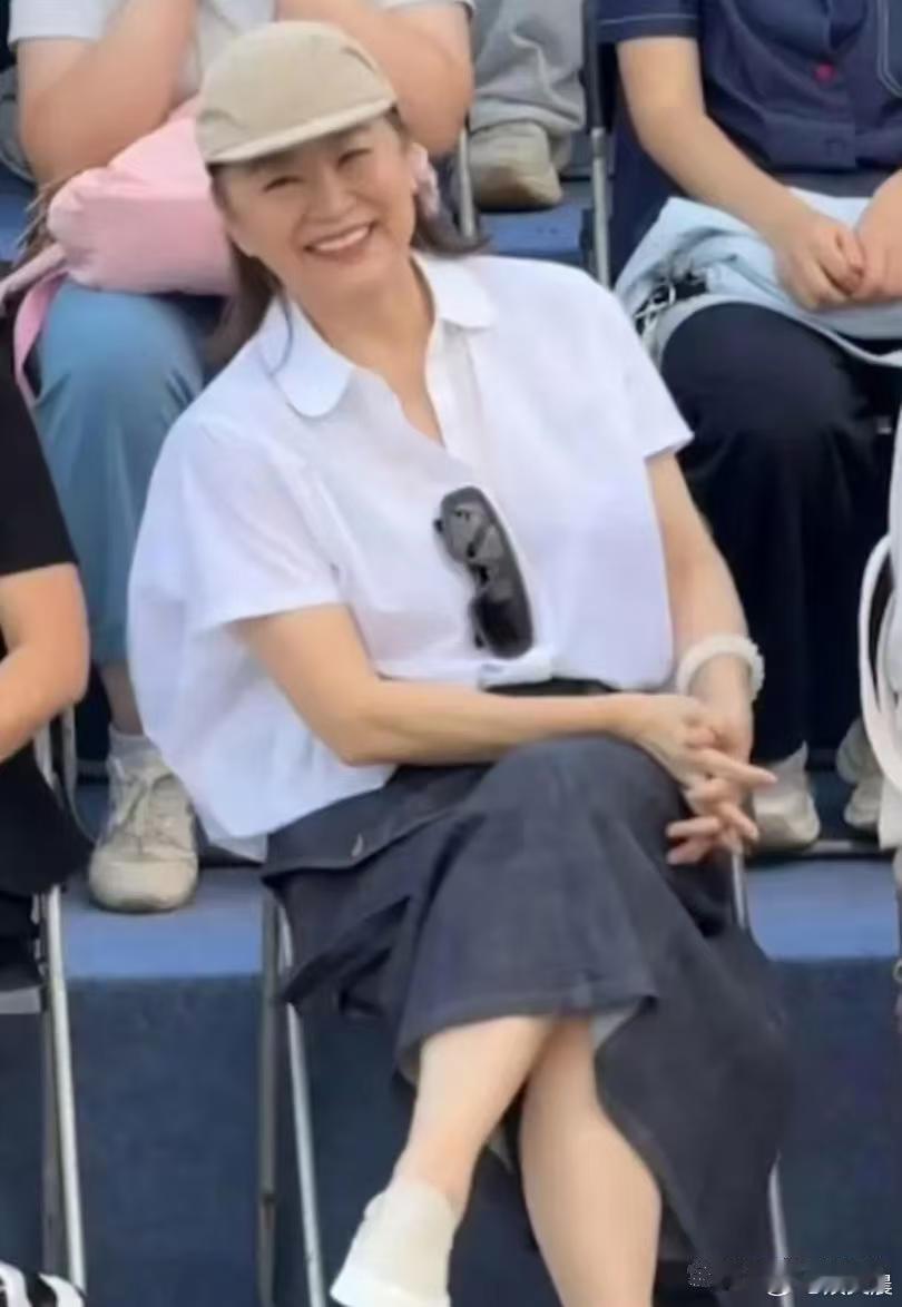 71岁林青霞现身气场十足！从容素颜，一头白发自然老去，不依靠医美加持，骨子里的绝