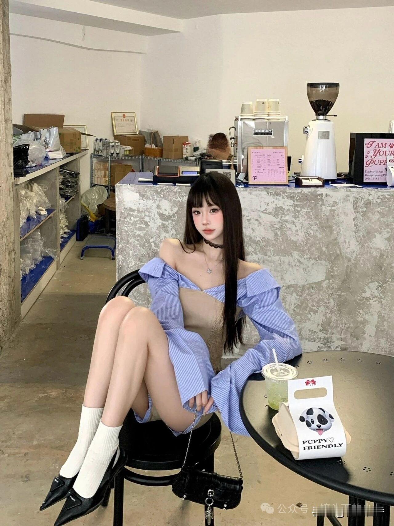 咖啡馆里的小仙女，甜美可人，快来打卡吧！💕