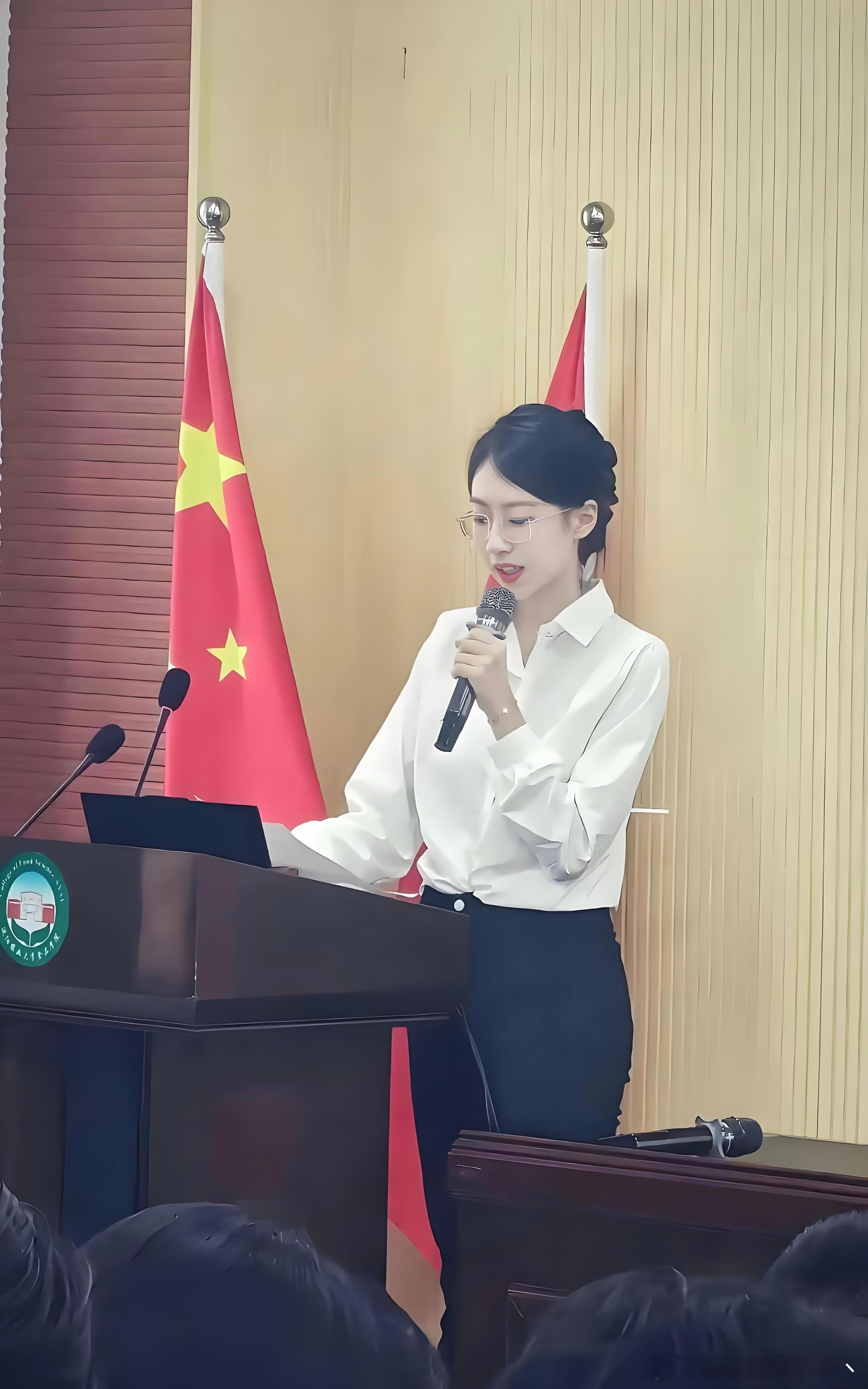 体制内的女生，一看就才貌双全，这得多优秀才能配得上她！