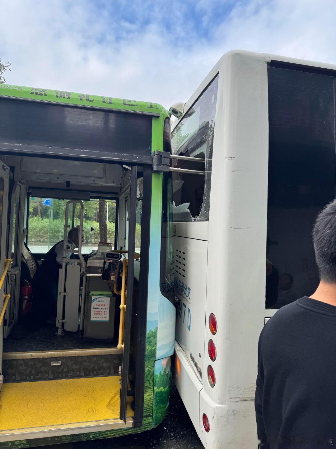 公交车后座不坐。