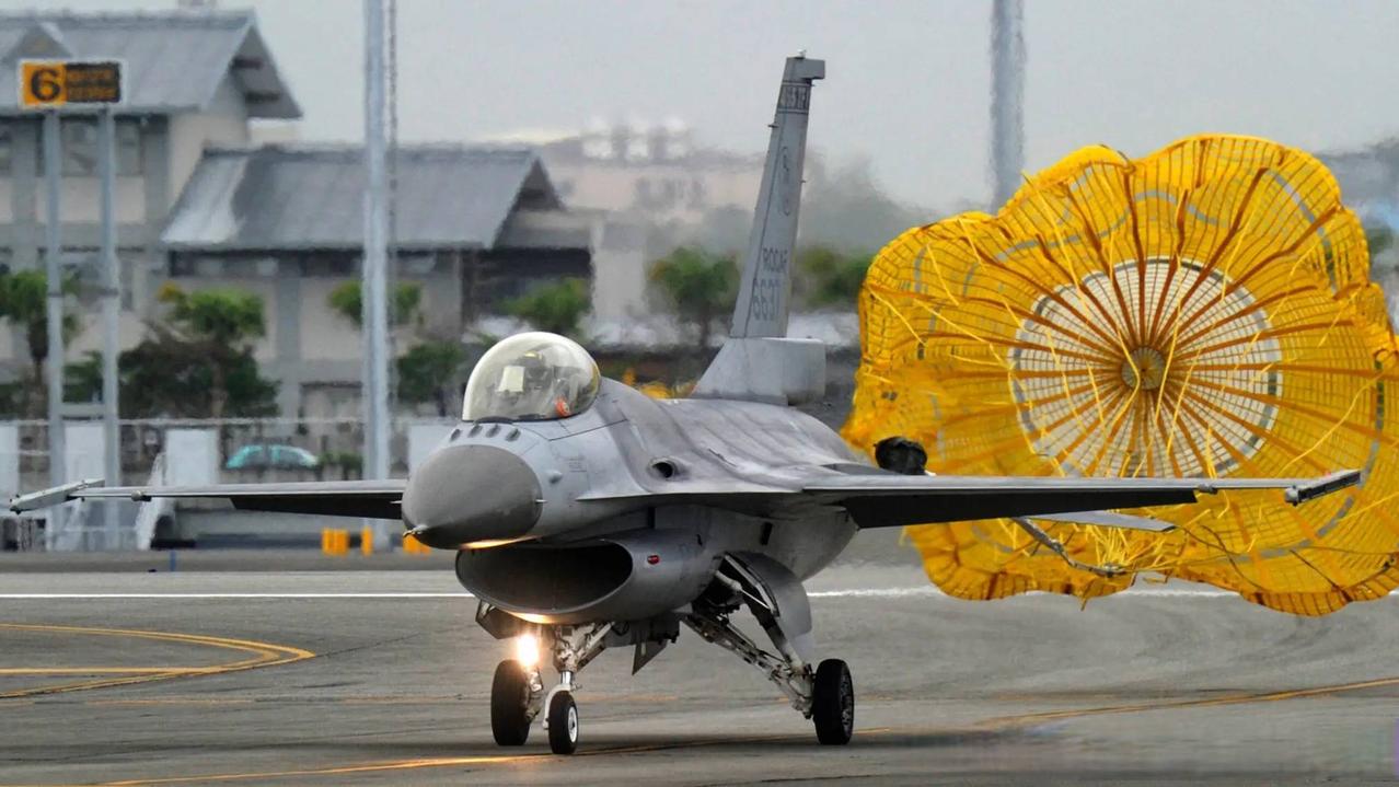 38万亿还能造航母？核心套路就3个，藏不住了美国欠着38万亿巨款，差不