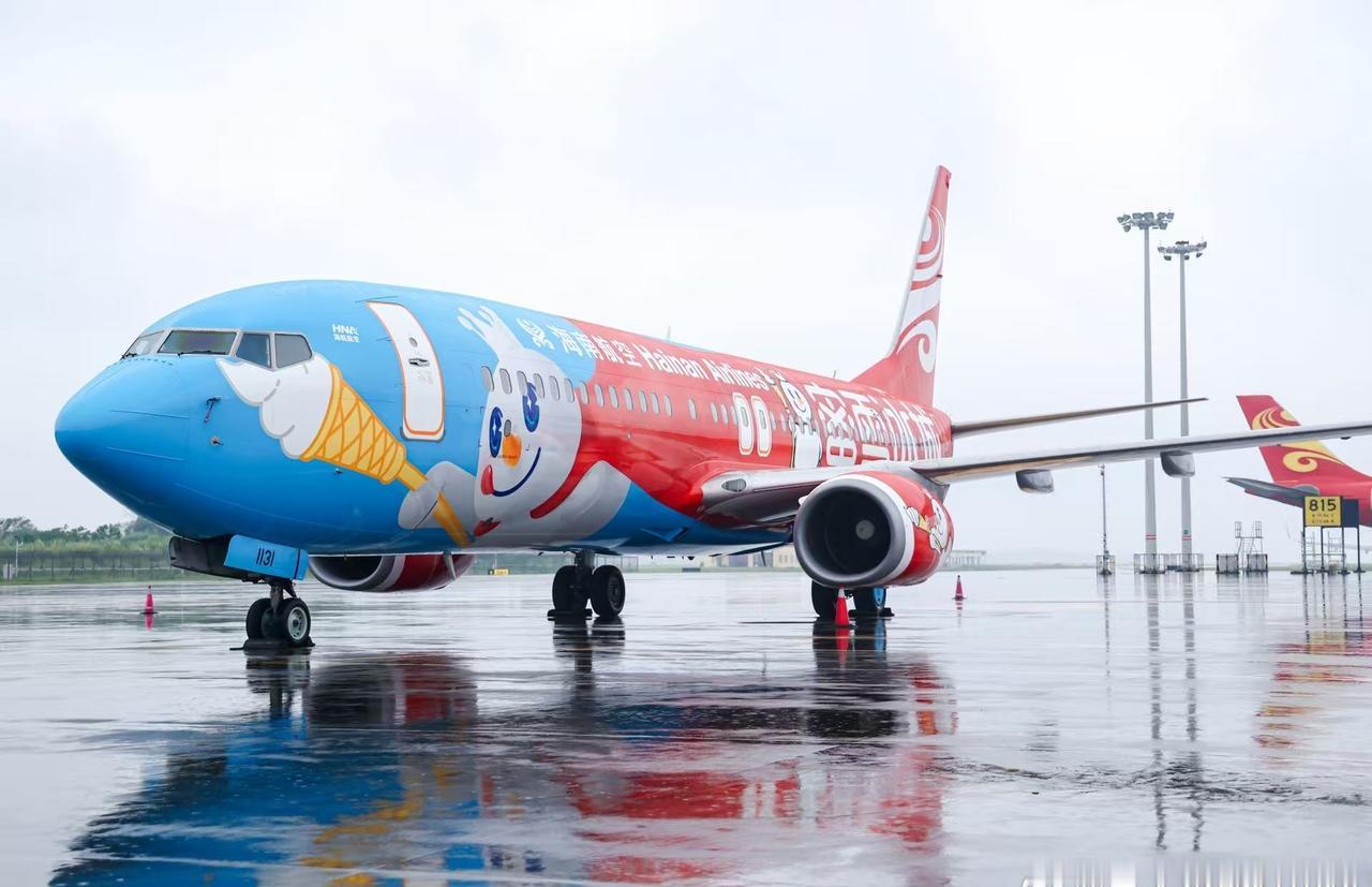 原来雪王飞机一下来了两架！昨天首飞的时候俩一起飞，又萌又显眼，看得人挪不开眼！关