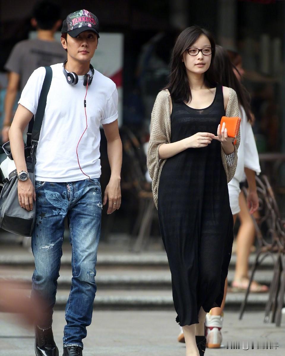 2012年，24岁的倪妮与34岁的冯绍峰因一场时尚活动相识并相恋。当时倪妮刚凭借