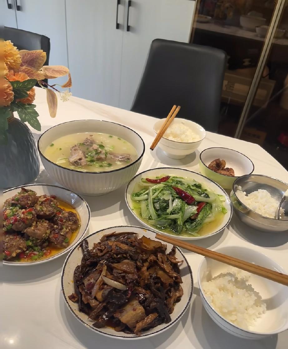 昨天我去儿子家吃饭，儿媳妇炒了四个菜并放了公筷。儿子叮嘱我用公筷夹菜，我一开始记