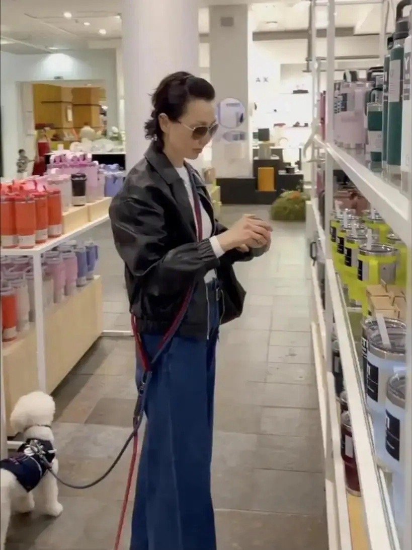 60岁的张曼玉真会打扮，皮夹克配牛仔裤又美又拉风，就像三十出头！