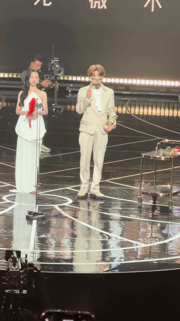 陈都灵是美的，但在表演这块儿真的全是硬伤，拿了一把风情万种的扇子，却没有表现出半