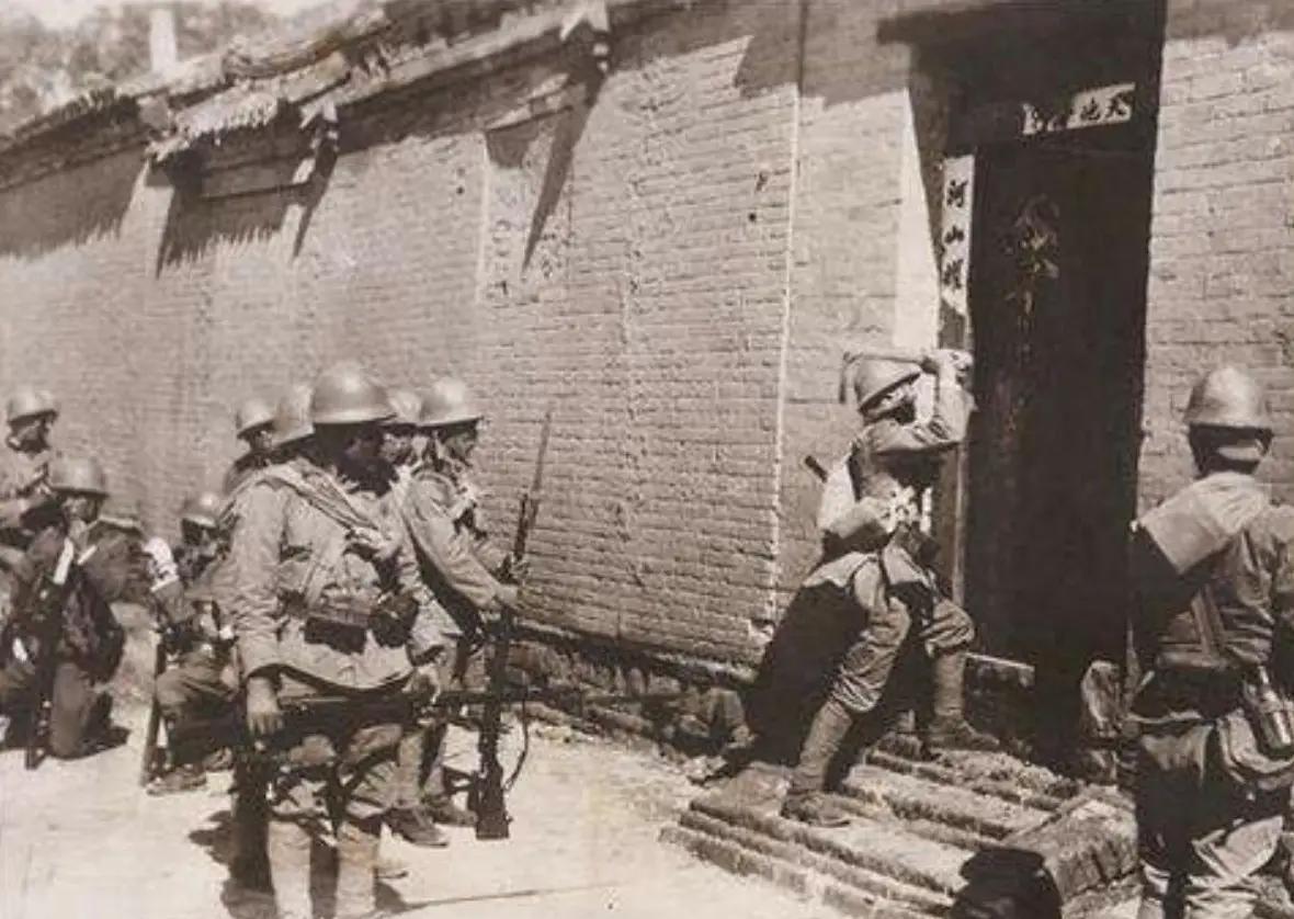 二战时，日军给女性强行注射“606药剂”，注射完，士兵就露出了邪恶的笑容，“