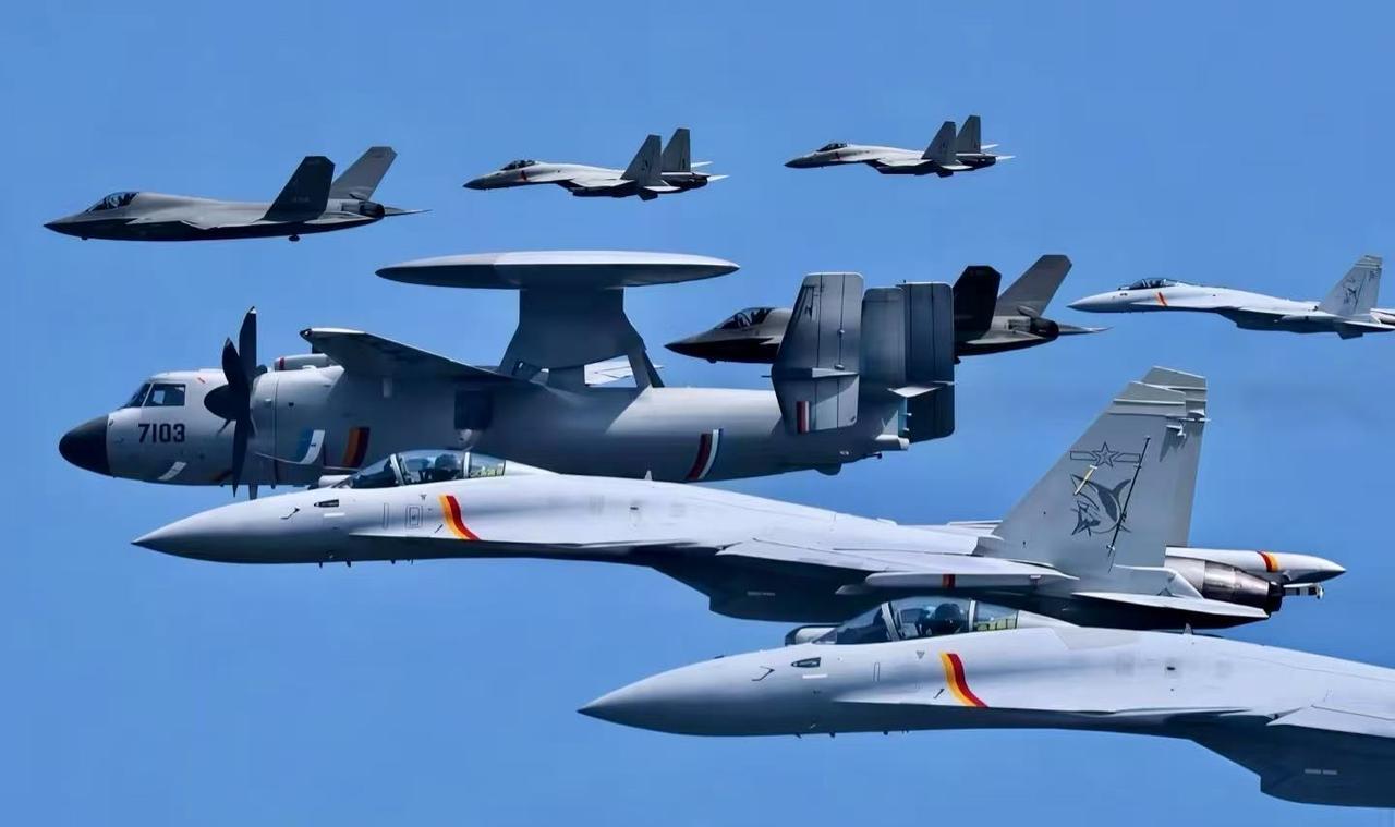 中国海军固定翼舰载机全家福！从前往后分别是歼-15T，空警-600，歼-35和