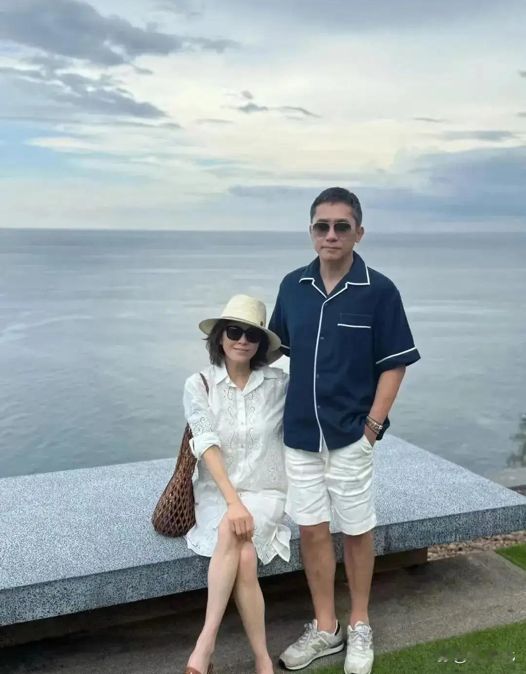 刘嘉‍⁠玲和梁朝伟在泰国度假的照片被晒出‌来了，‎‌两口子的状态也太‎能‌打了吧，这腿这‏身材⁠，真