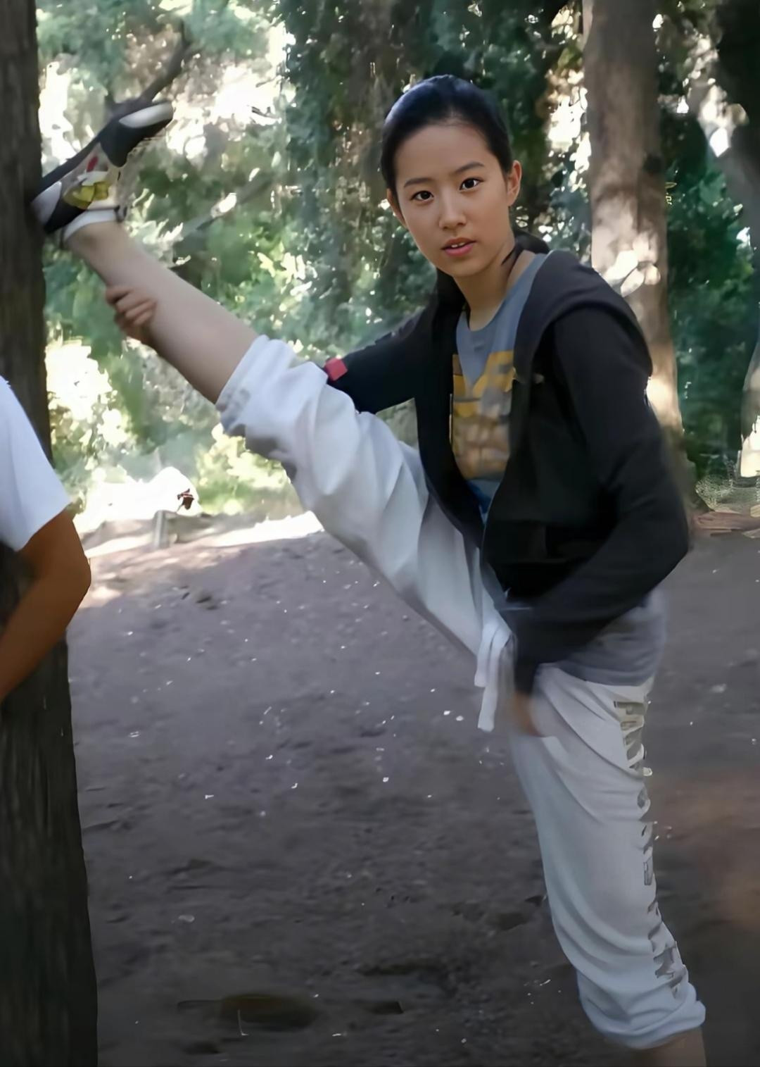 刘亦菲练功时被拍。所以后来拍那么多打戏是有基础的。