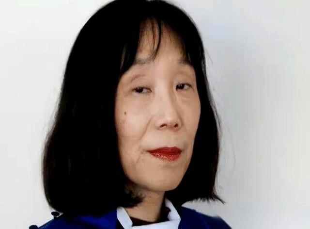 这事儿魔幻在哪呢？一个日本女法官，叫赤根智子。她大笔一挥，给普京签了张“逮捕令