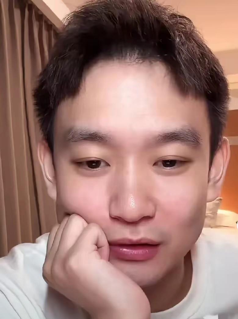 网友问刘丁硕:“你理想型的结婚对象有哪些条件？”刘丁硕摇摇头:“我不知道啊，我现