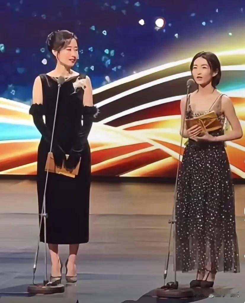 刘敏涛和张子枫站在华表奖舞台上颁奖的时候，真可谓姜还是老的辣。刘敏涛表现得沉稳大