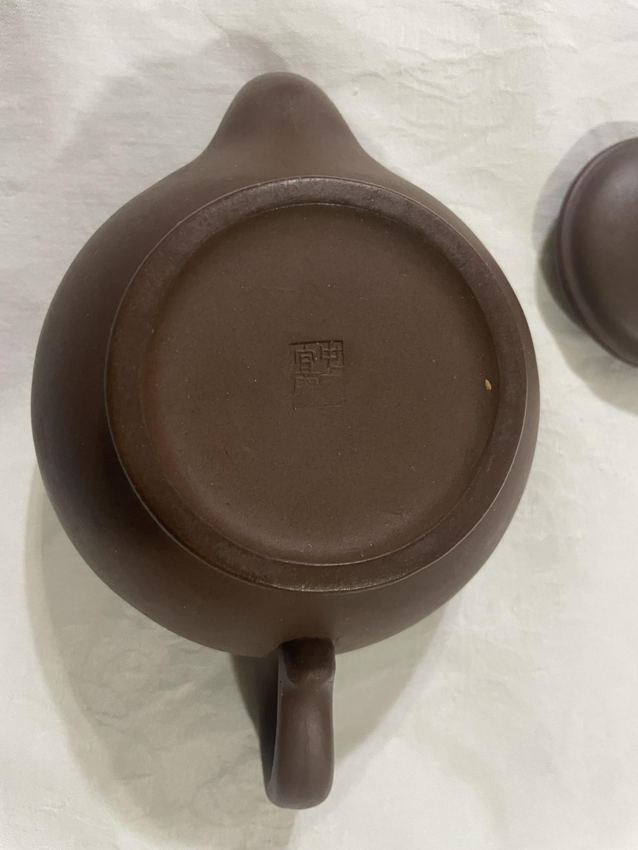 急！有懂紫砂壶的朋友吗？家里有一把八十年代收藏至今的紫砂锅，这几天从柜子里翻了出