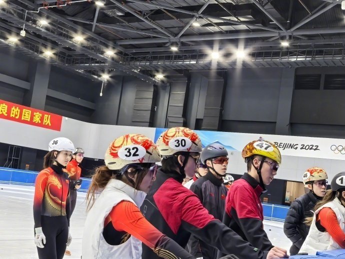 冰场之上林孝埈亮相短道队媒体开放日，和队友们一同备战米兰冬奥会，全力以赴的模样太