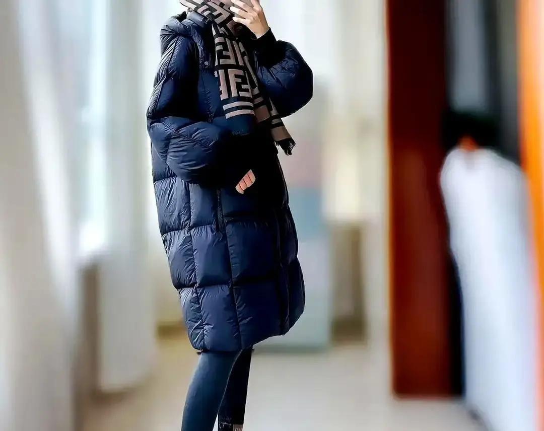 办公室大姐那件四千多的羽绒服穿了十年，袖口还板板正正，小姑娘们两三百的快时尚一年