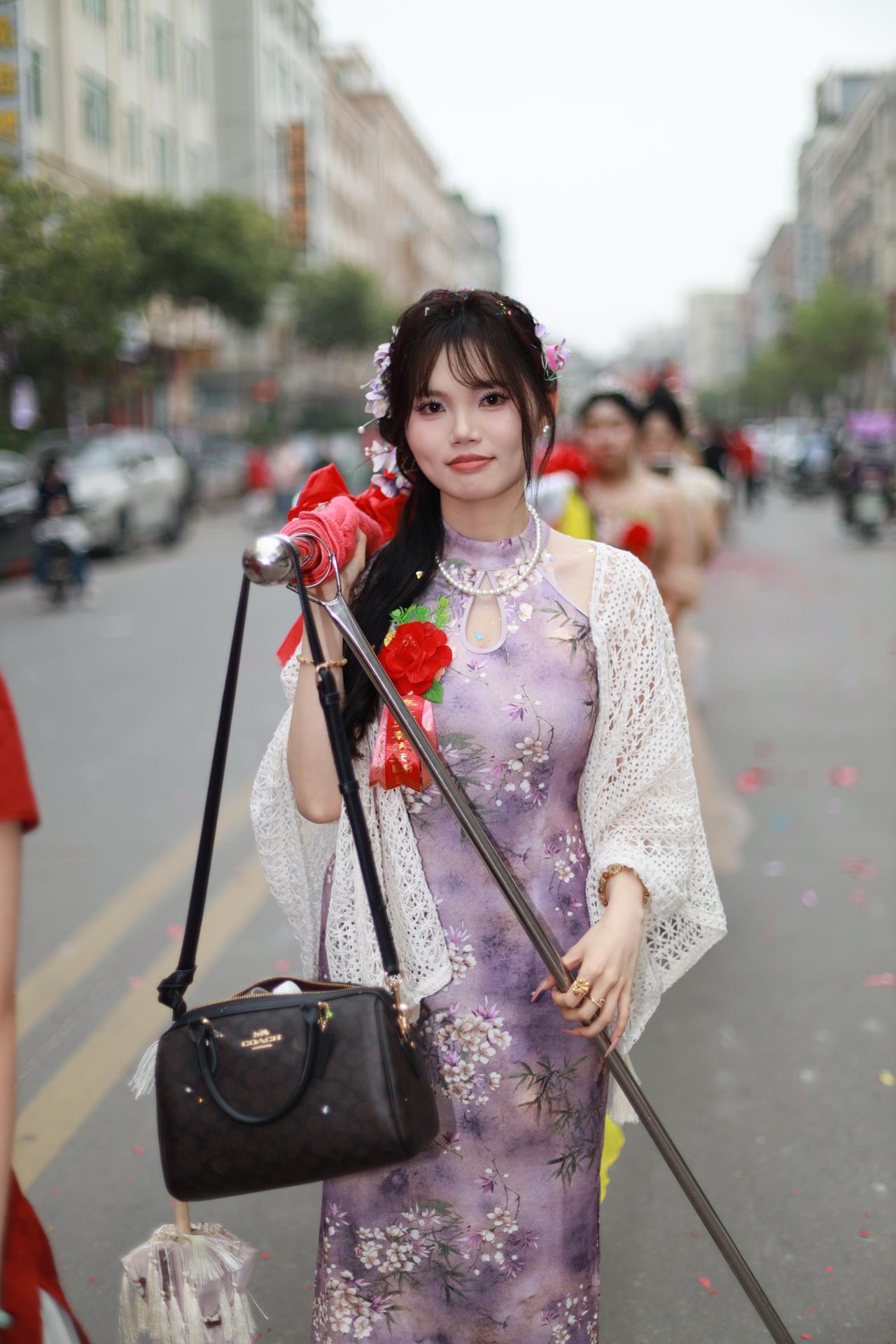 街头旗袍秀标旗美女姐妹姐弟