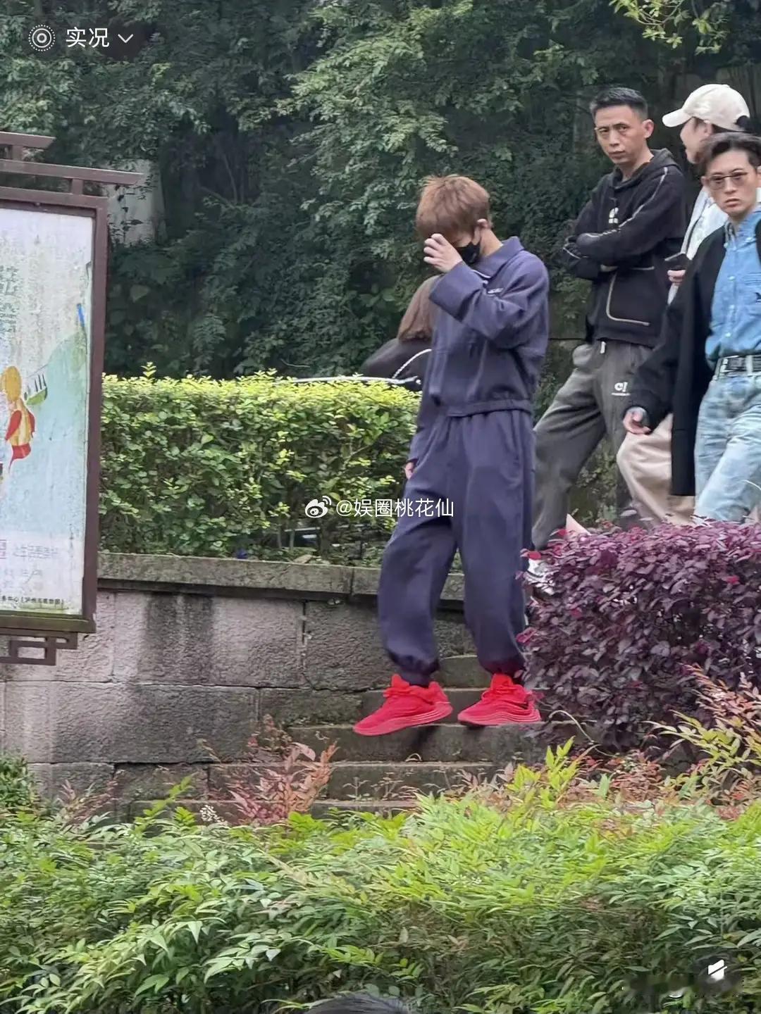 任嘉伦私下出门逛公园被路人偶遇，一身大红大紫穿搭格外亮眼，看来是想要吉祥好兆头，