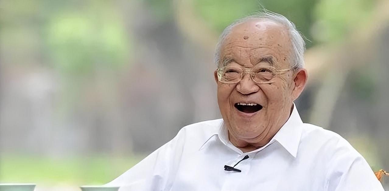 1956年，乔羽为《上甘岭》主题曲写歌词，半个月没写出一个字。出去散心，看见几个