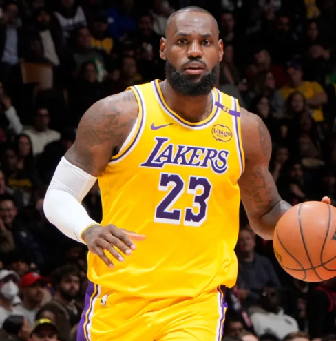 詹姆斯没有提出交易削弱自己下家的理由詹姆斯合同夏天到期，根据他现在的表现和年龄