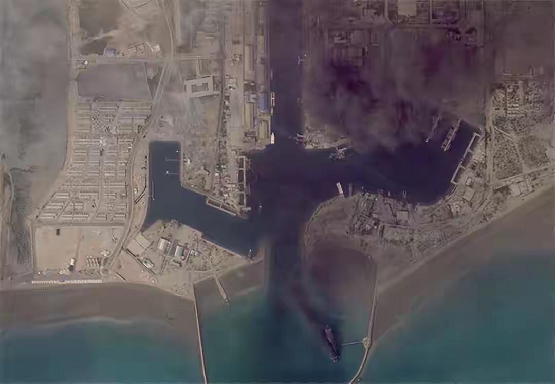 伊朗海军迎来灭顶之灾！12万吨的“莫克兰”号被击中烈焰冲天，4万吨的“沙希德·巴