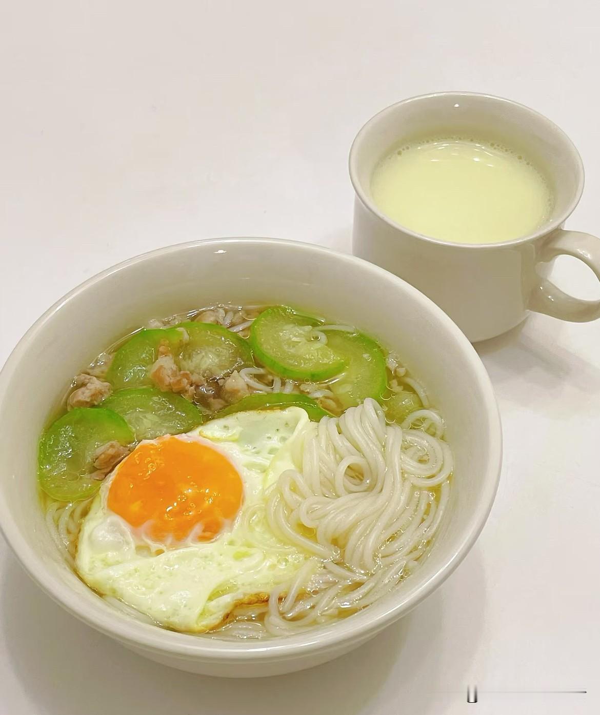 在家煮碗热乎的粥、蒸几个包子馒头，或者煎个鸡蛋冲杯豆浆，干净卫生还合口味，成本也