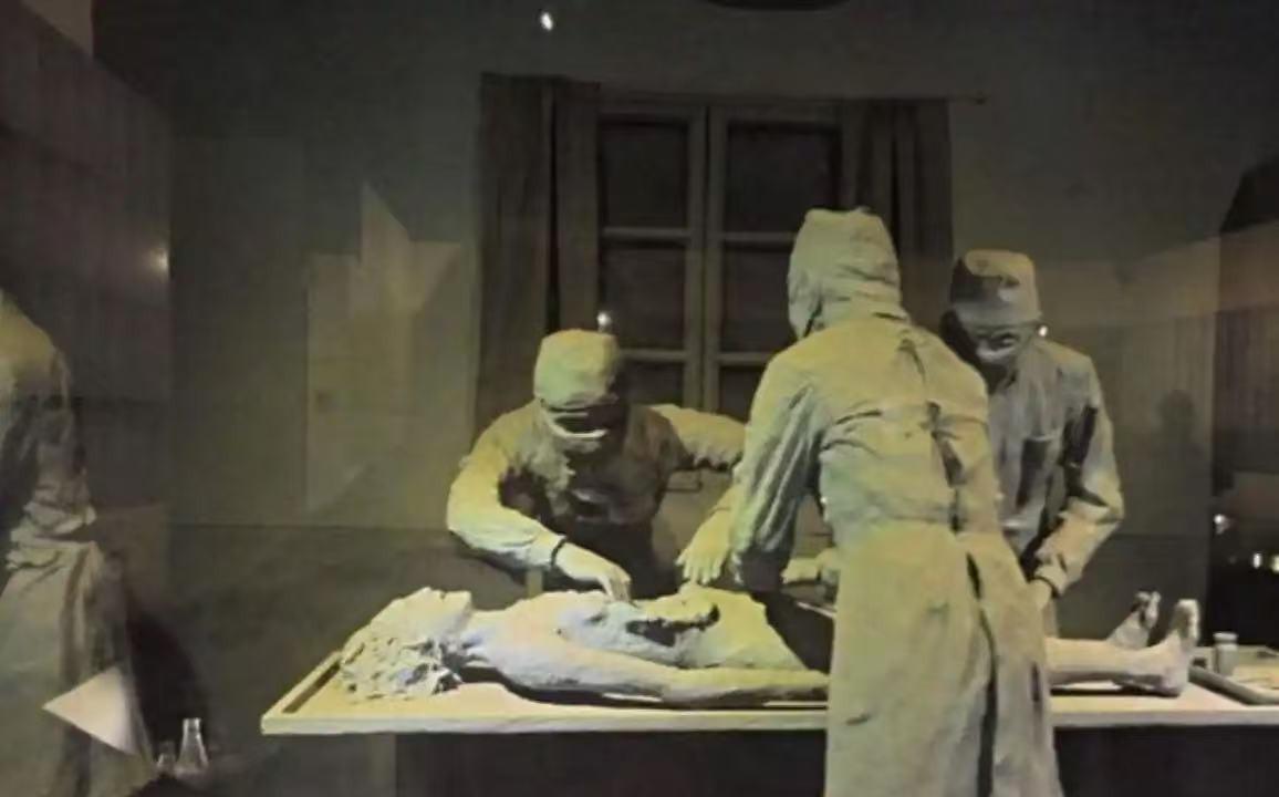 1941年3月，一中国女人四肢被固定在731部队的手术台上，全身的衣服被撕烂，嘴