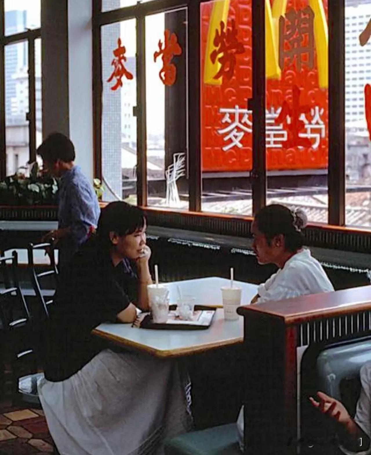 这是1992的广东深圳，城市建设加速，高楼开始密集出现，基础设施逐步完善，吸引了