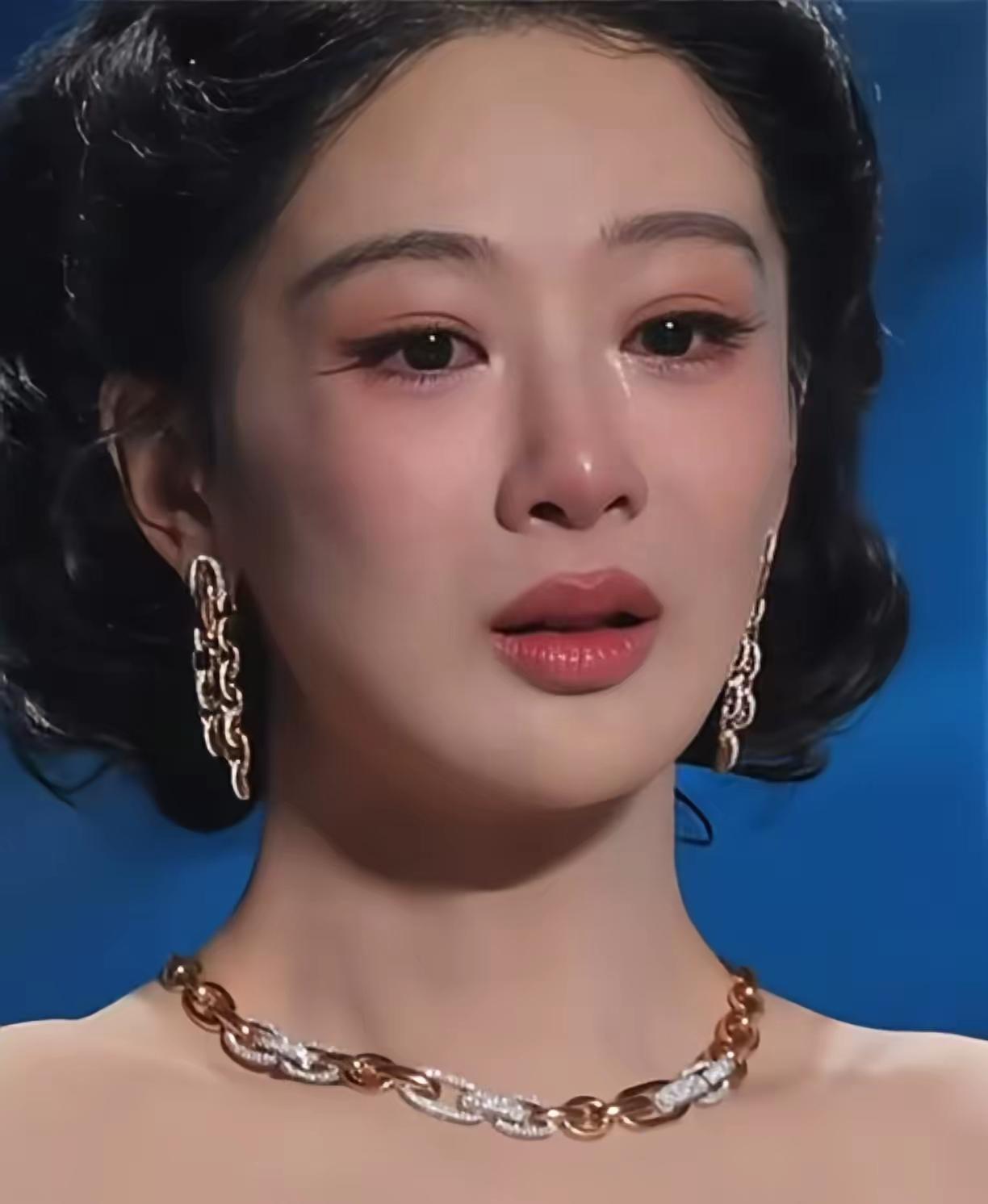 杨紫成功拿下白玉兰视后。结果大家最关注她的，竟然是她的粉底液。杨紫现场激动