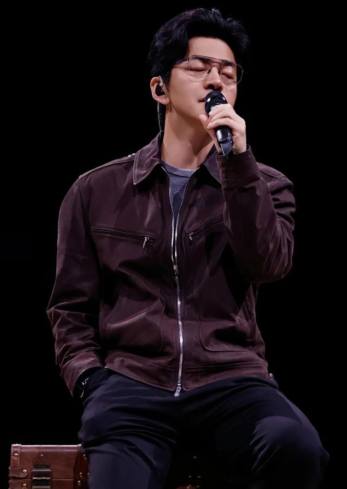 孟小蓓，清华女博士。嫁给了歌手李健，但她不上班，每天在家喝茶、浇花。李健和孟