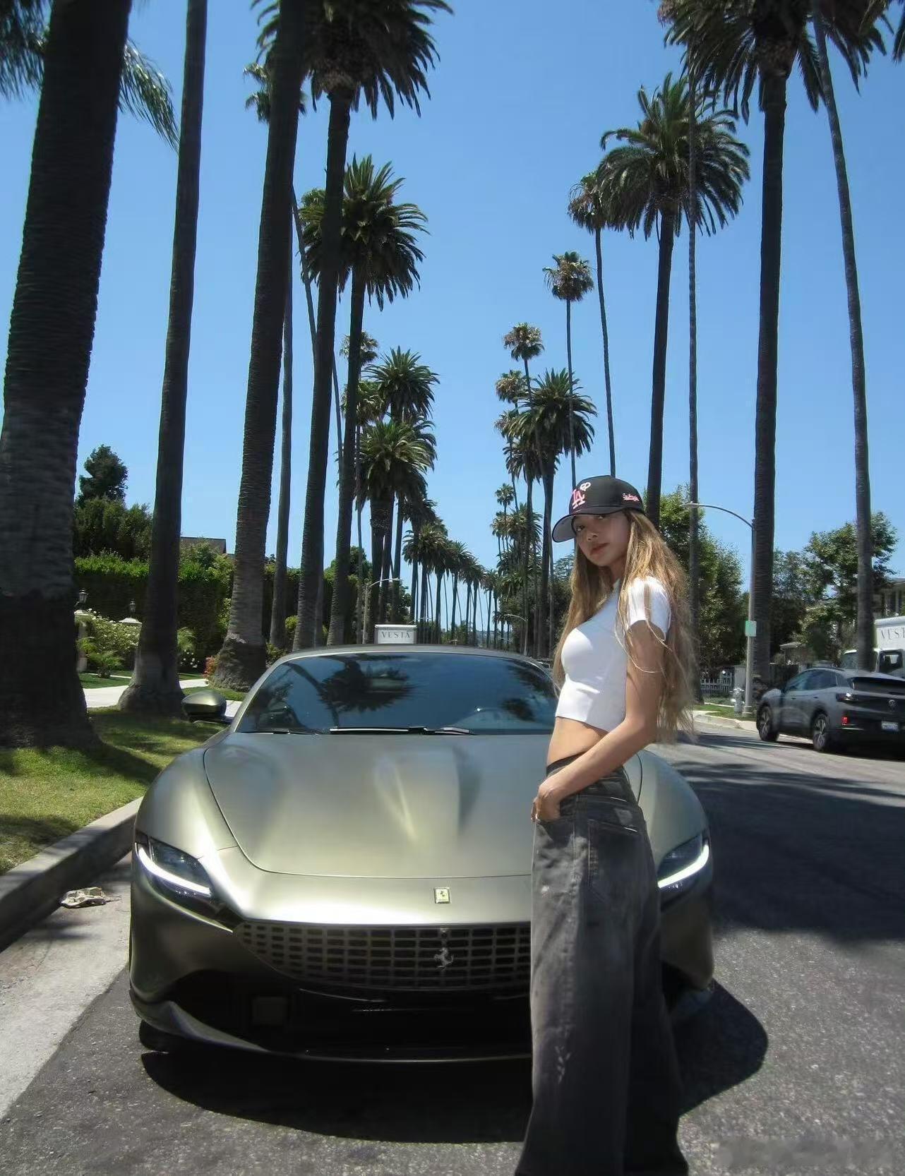 lisa提第八辆法拉利Lisa现在拥有的法拉利系列豪车-法拉利812GTS