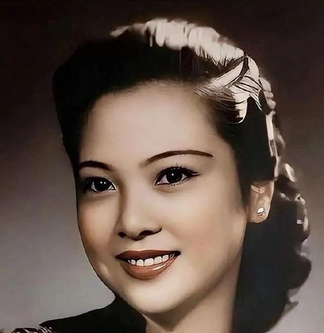 1938年，电闪雷鸣的晚上，41岁的戴笠对学生余淑衡说：“你来我房里处理一份文件
