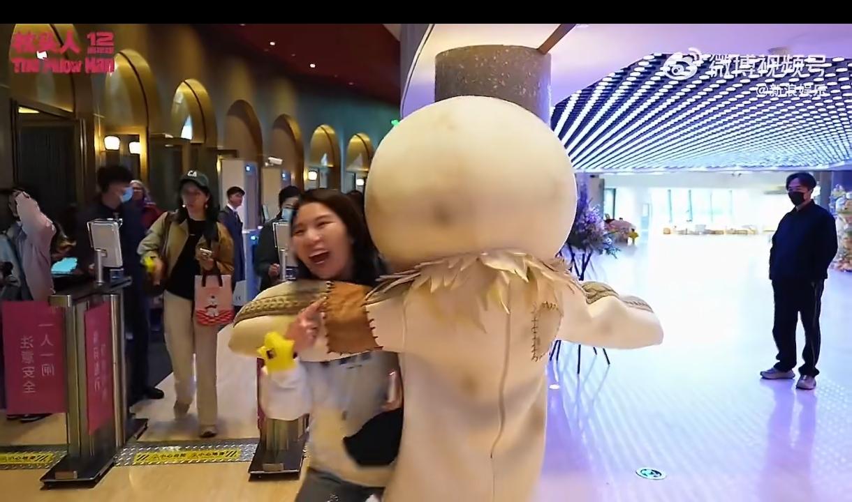 陈丽君扮玩偶宠粉，结果大型社死现场笑疯了陈丽君为了给粉丝惊喜，话剧开演前偷