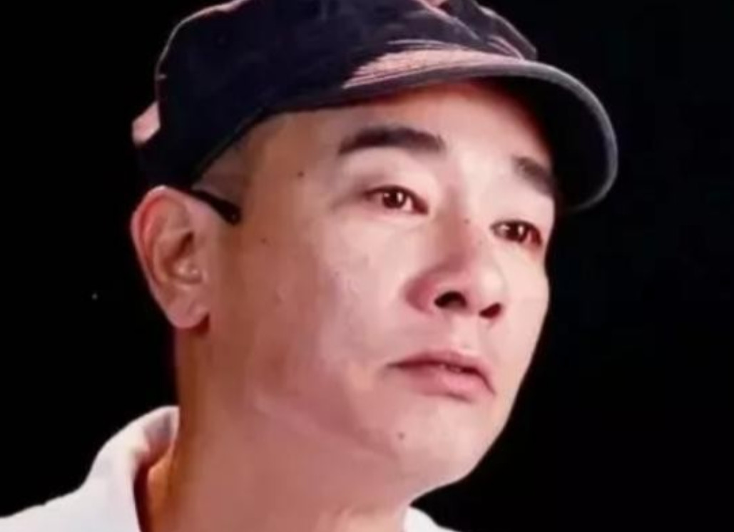 2018年，陈小春说:“小时候家里穷，吃不上饭，就把弟弟卖了3000块钱，卖完后
