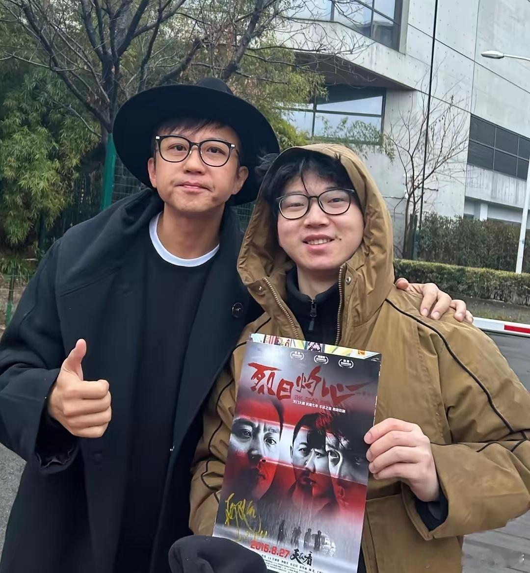 47岁邓超在北京街头被偶遇，他的穿衣打扮时尚有型，但脸部状态好差，肤色暗沉，皮肉