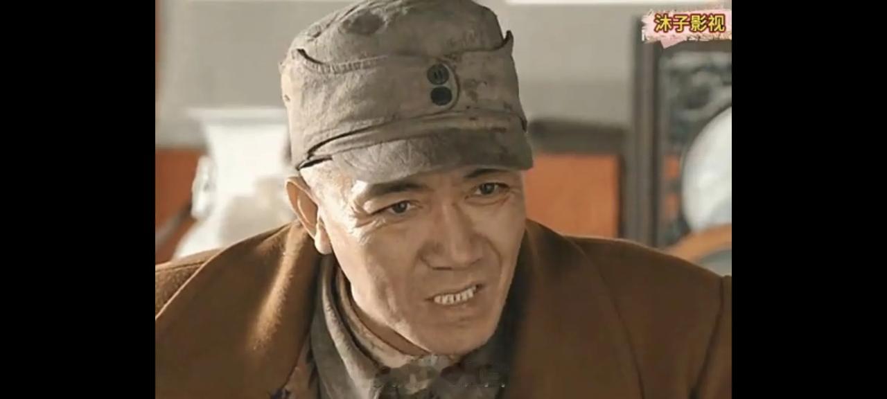 电视剧中的李云龙是八路军团长，主力部队级别，可是他衣服太脏了，领子发黑，好久没洗
